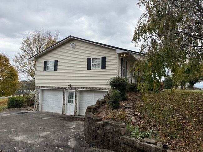 Photo - 3 Bedroom 2 Bathroom Fully Furnished Home ...