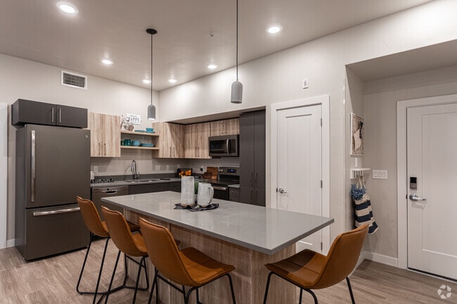2BR, 2BA - 996 SF