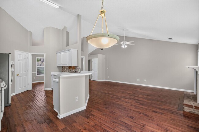 Photo - 390 Silverthorn Dr