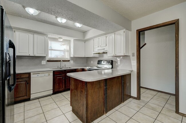 Photo - 4 bed, 2 bath home in Yukon