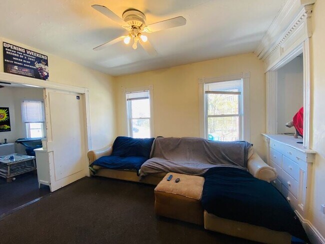 Sala de estar grande - 30 Sarah Ave