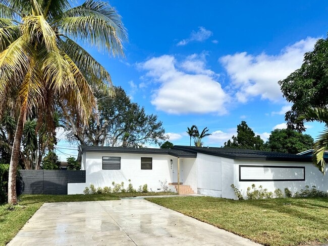 Building Photo - Beautifully remodeled 4 bedroom, 3 full ba... Rental