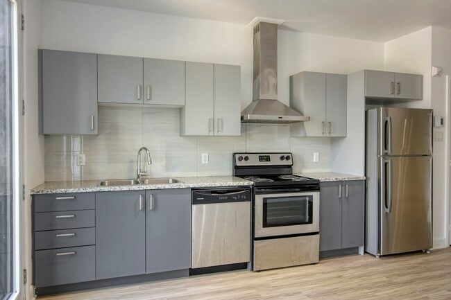 Building Photo - 6600 Av. de Darlington Unit 307