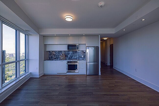 Photo - 585 Bloor St E