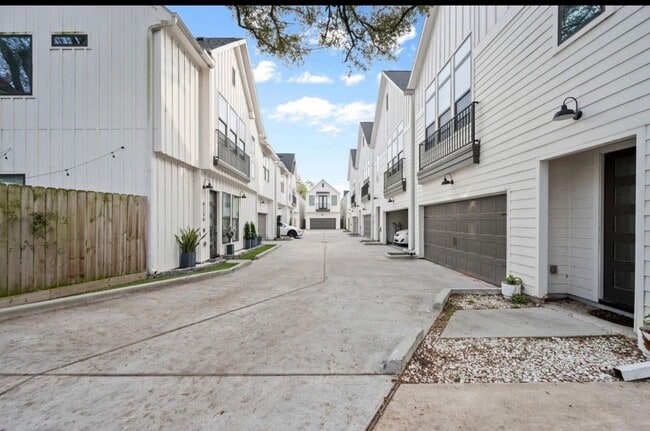 Photo - 823 Mansfield St