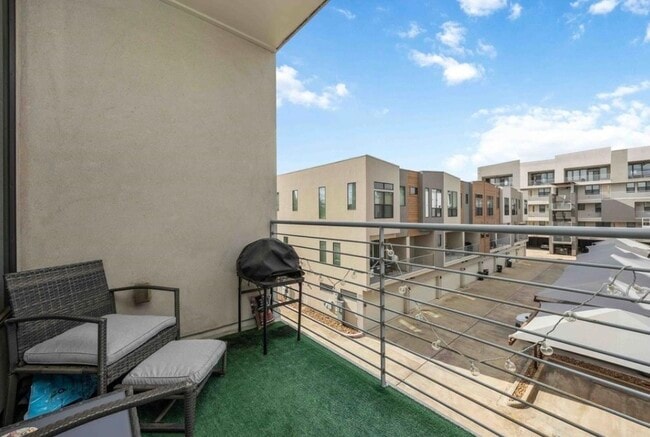 Building Photo - 2401 Crawford St Unit A210