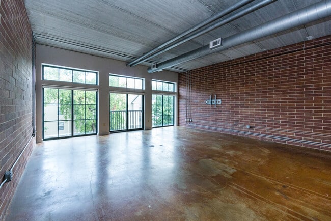 Photo - Amazing Industrial Studio at 626 N Graham! Unidad 308