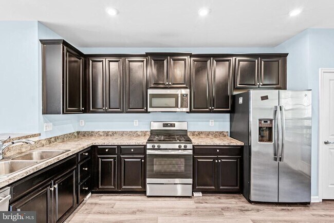 Photo - 720 River Crest Way