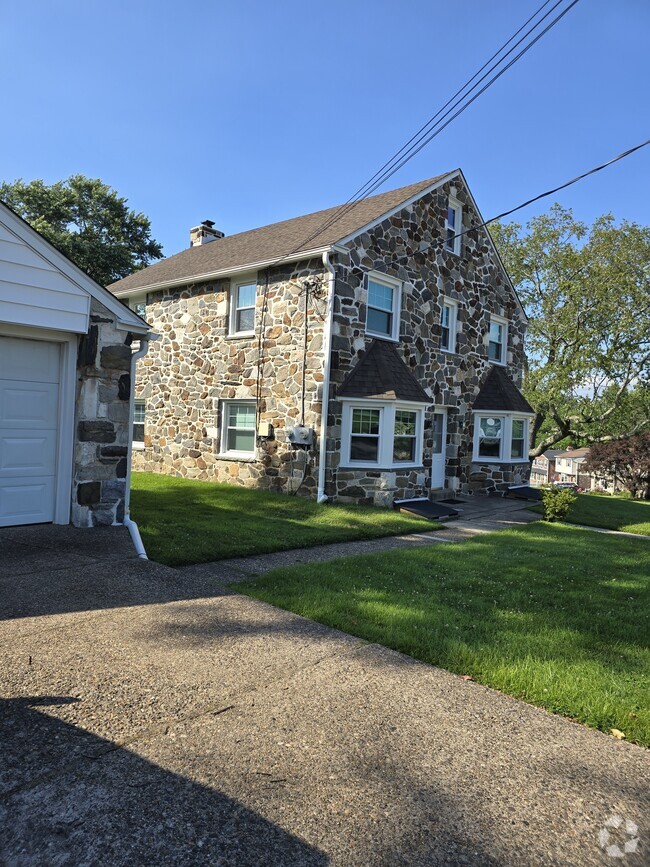 Building Photo - 160 Morton Ave Unit morton Rental