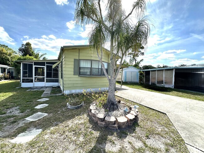 Building Photo - Cute and Quiet 2/2 in N. Ft. Myers Rental