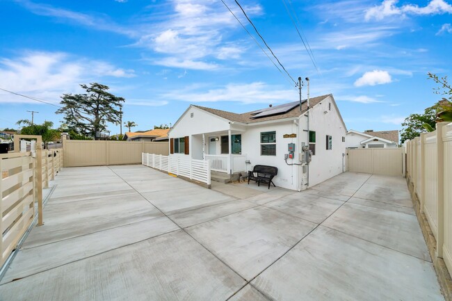 Photo - 10951 Whitegate Ave