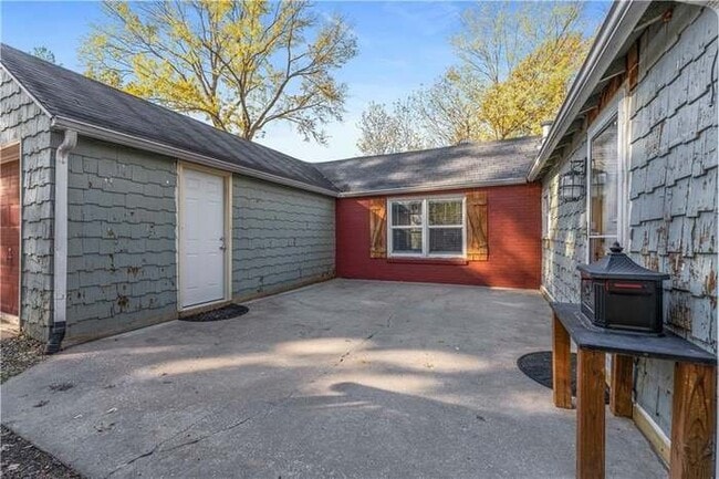 Building Photo - 2728 S Westport Rd