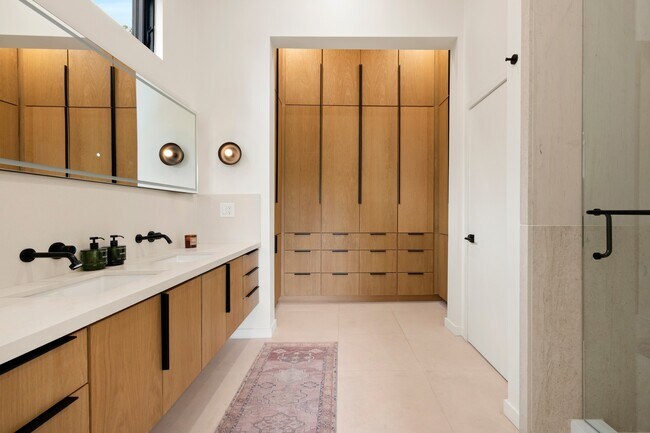 Photo - 9004 Dicks St