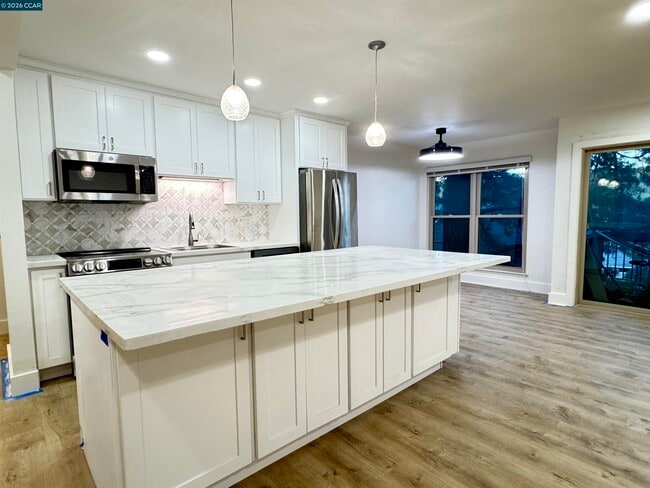 Building Photo - 2083 Ascot Dr Unit 131