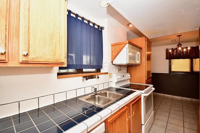 Photo - 3103 Covent Garden St S