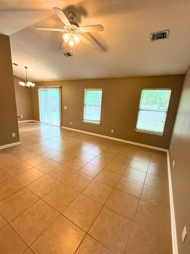 Photo - 3/2 with a fenced in yard !!
