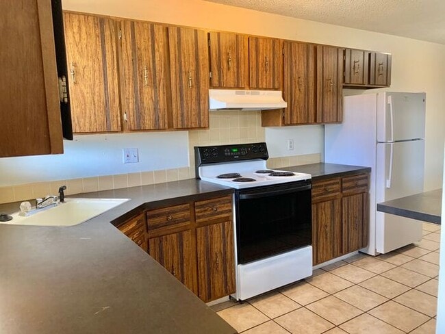 Building Photo - Spacious 2 bed 1.5 Bath Apartment with 1 Garage Space