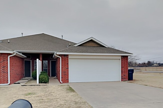 Very Nice 3 Bedroom 2 Bath Duplex in Yukon... - Very Nice 3 Bedroom 2 Bath Duplex in Yukon... House