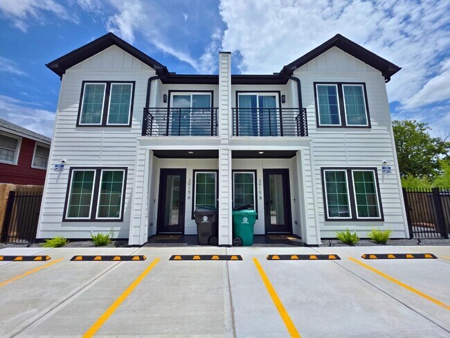 Building Photo - 3915 Tuam St Unit B1