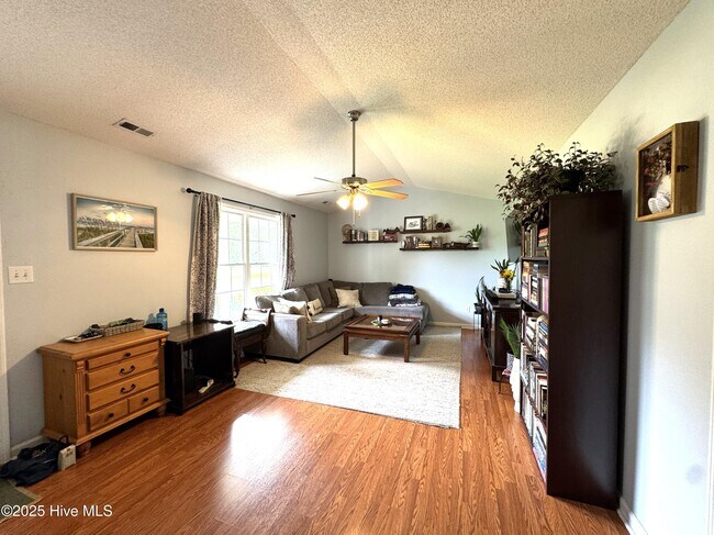 Photo - 304 Woody Way