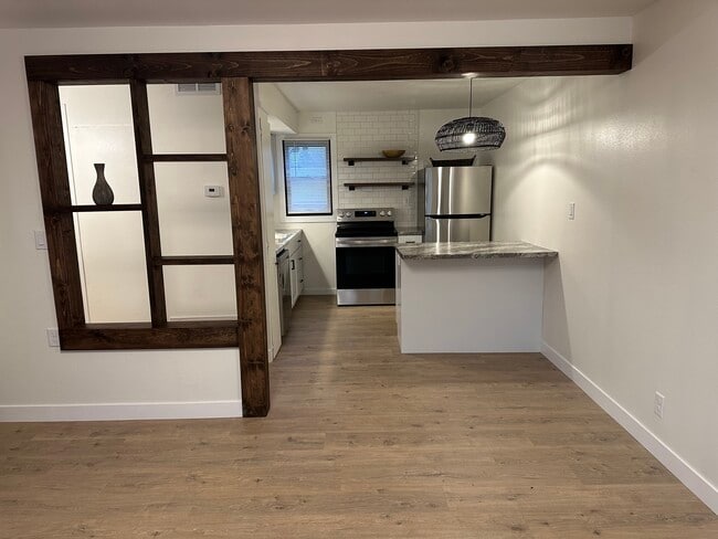 Building Photo - 2806 Willow Dr Unit 2810-1