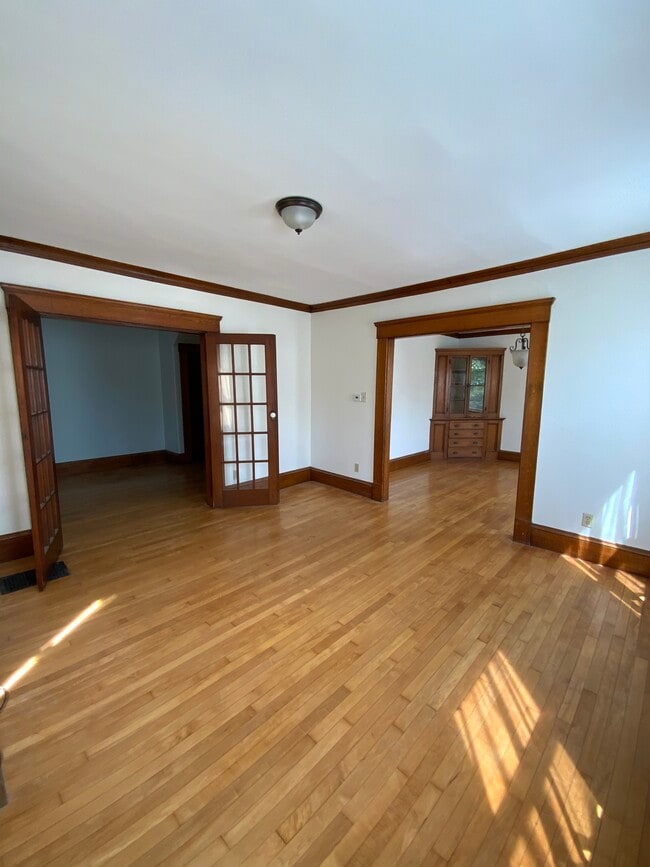 Sala de estar que conecta con el comedor y la entrada. - 155 Federal St Unidad 155