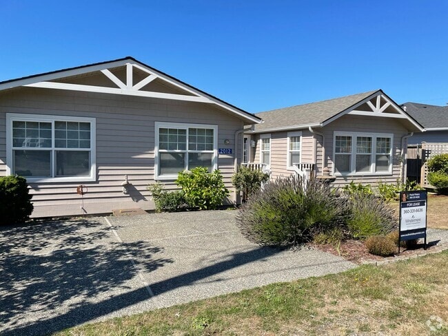 Building Photo - Lovely Mid-Island Home Available August 19th!