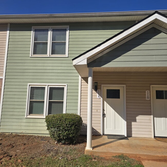 Building Photo - @ Bedroom Townhome conveniently located near the interstate, hospital, airport, entertainment and...
