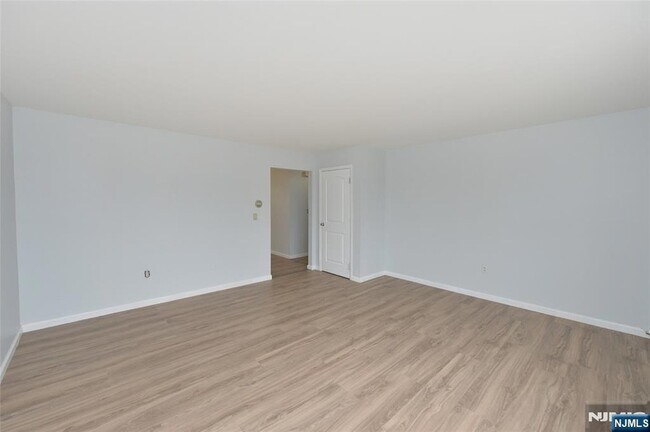 Photo - 421 Leonhardt Dr