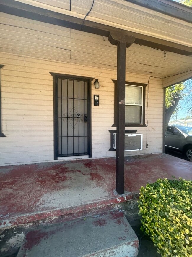 Building Photo - Charming Apartment in Bakersfield – Minute...
