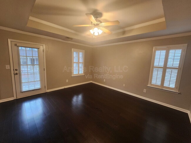 Photo - 587 Delbridge St NW