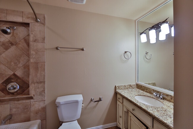 Photo - 2921 Normah St