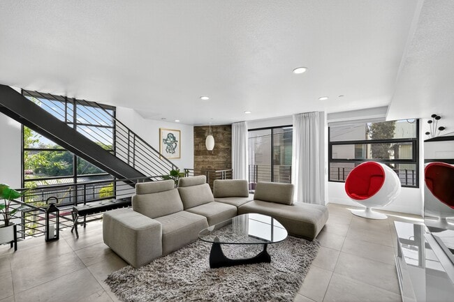 Photo - 1418 Innes Pl