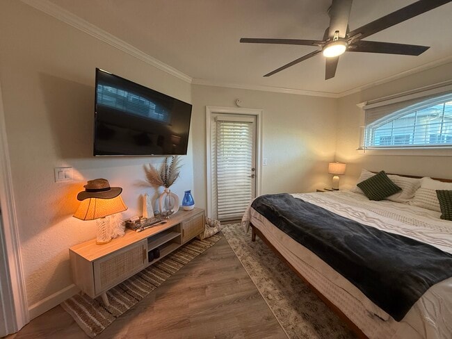 Building Photo - 1701 The Greens Way Unit 411