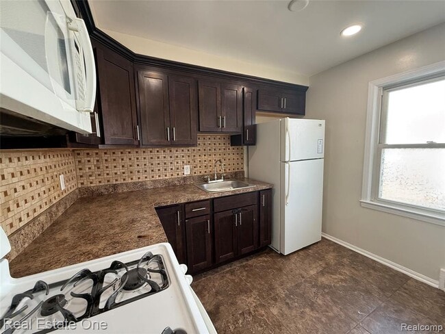 Photo - 6991 Colonial St