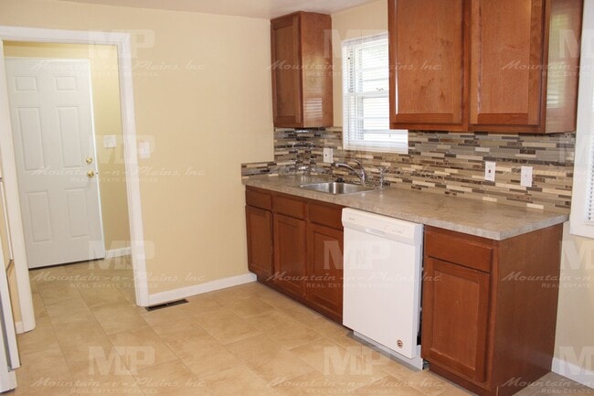 Photo - 216 Clover Ln