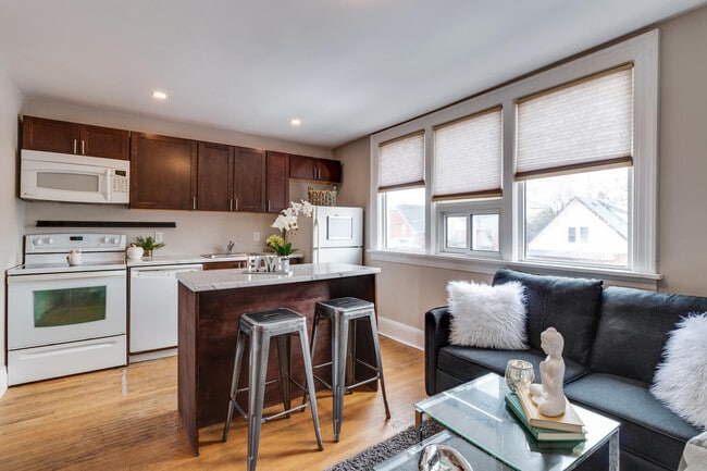 Building Photo - Upper 2-Bedroom Apartment - Central Oshawa - Quiet Street