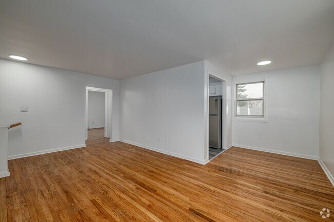 2BR, 1BA - 771SF - Living Room - Elmwood Terrace Apartments