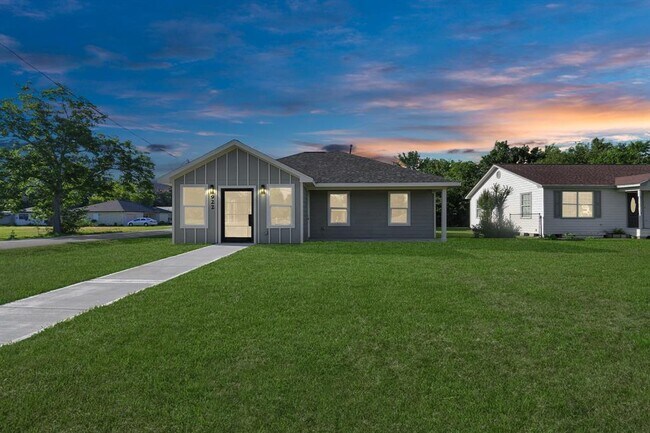 Photo - 922 E Main St