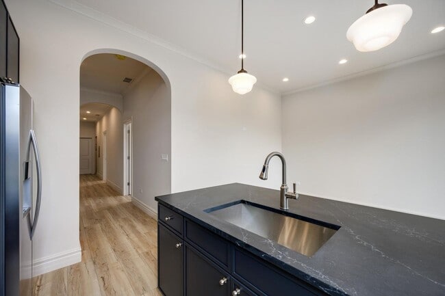 Photo - 1710 W Belmont Ave Unit 301
