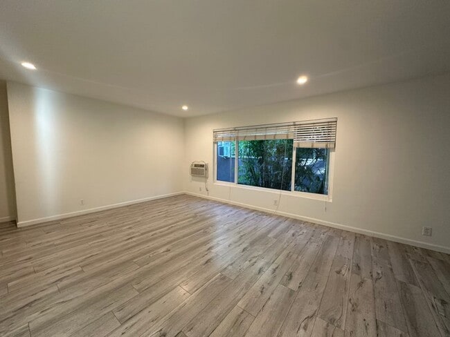 Photo - 7555 De Longpre Ave Unit 3