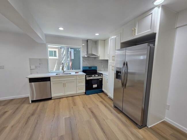 Building Photo - 5534 Jefferson Ave Unit 2