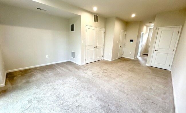 Photo - 502 River Crest Way