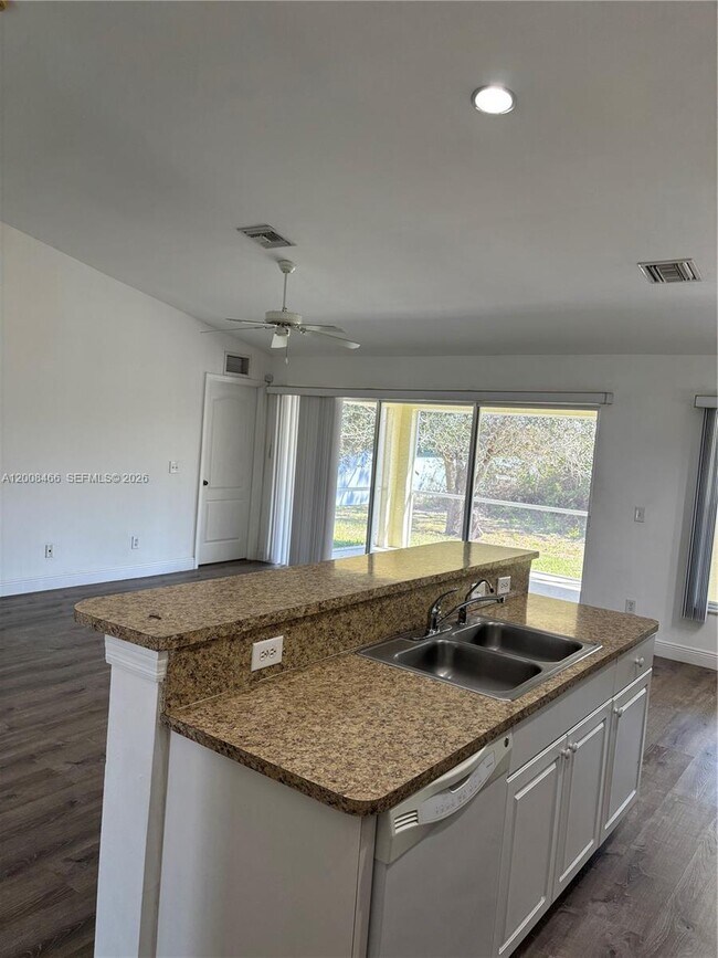 Photo - 3109-3110 10th St W