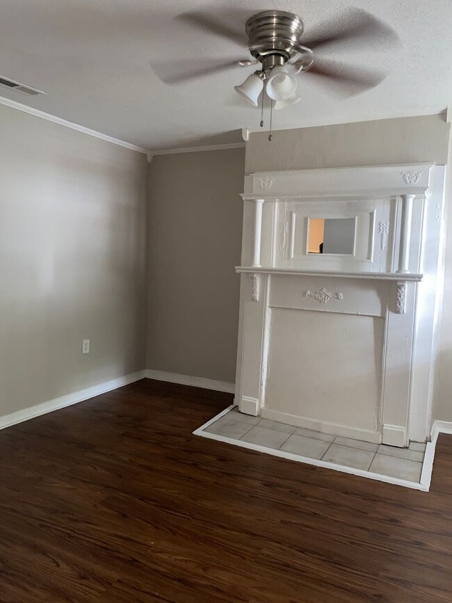 Photo - 3 Bedroom House with Fenced in Yards!