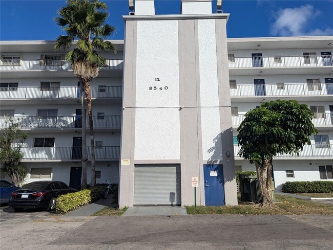 Building Photo - 8540 N Sherman Cir Unit 103