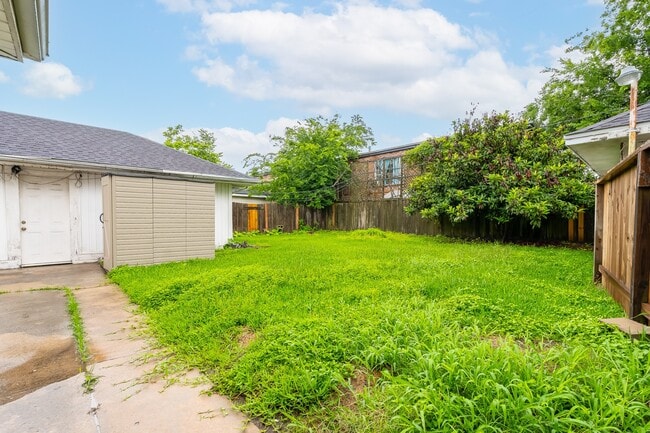 Photo - 8819 Hazen St