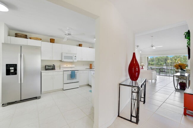 Photo - Furnished 2BR + Den Condo in Sapphire Lake... Unidad 2