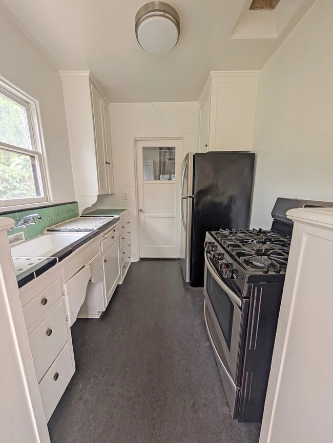 Building Photo - 826 Maltman Ave