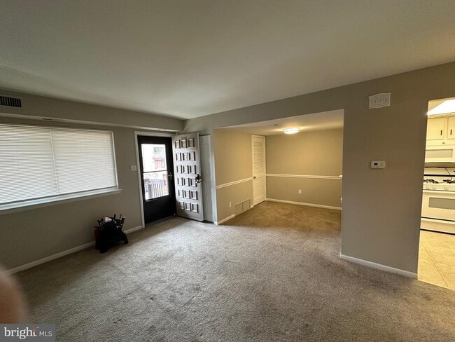 Building Photo - 18204 Delaire Landing Rd Unit 204